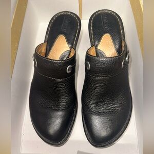 Born Slip On Leather Closed Toe Open Back Size US 10 EUR 40 W/ Box